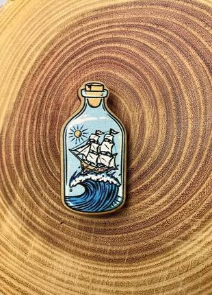 Значок из дерева "море в бутылке"