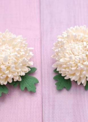 Заколки з білими хризантемами1 фото