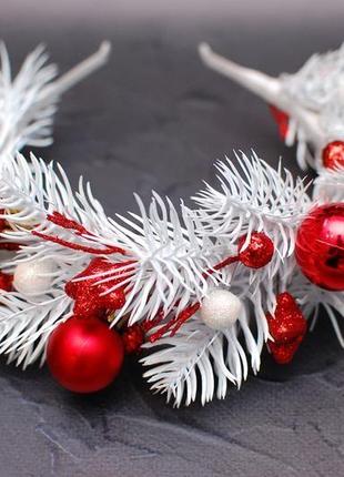 Обруч ободок новогодний с веточками елки бело-красный1 фото