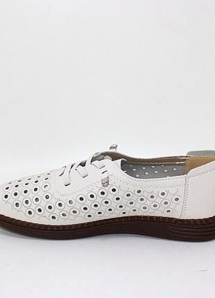 Літні бежеві шкіряні жіночі перфоровані туфлі на плоскій підошві. беж7 фото