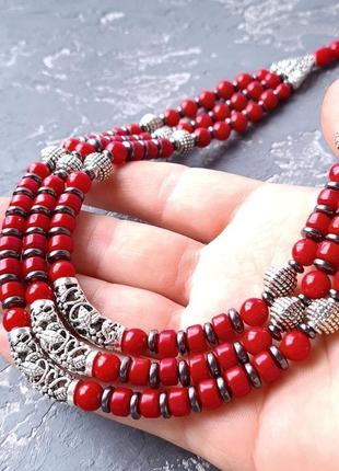 Кольє з натуральними коралами та гематитом трьохрядне