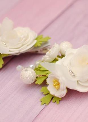 Заколки з білими квітами із фоамірану2 фото