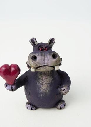 Фигурка бегемота с сердцем hippopotamus handmade фігурка бегемотика1 фото