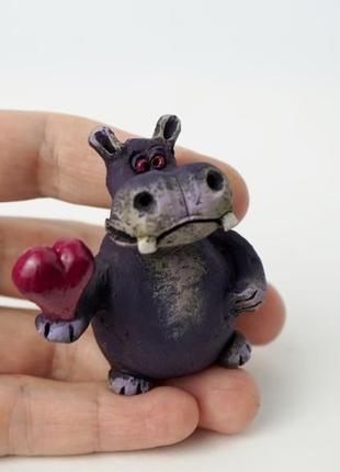 Фигурка бегемота с сердцем hippopotamus handmade фігурка бегемотика4 фото