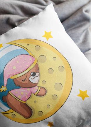 Подушка декоративна з дитячим оригінальним принтом "сплячий ведмедик у ковпаку на місяці.2 фото