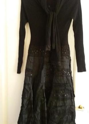 Оригинальное черное комбинированное трикотаж с коттоном платье с шарфом.