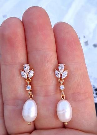 Розкішні позолочені сережки з натуральними перлами та кристалами1 фото