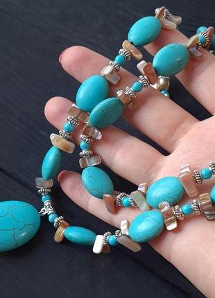 Комплект из бирюзы и натурального перламутра бусы и серьги