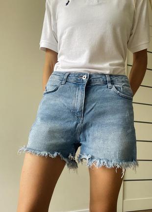 Джинсовые шорты светлый джинс с необработанными краями сзади замок молния размер м10 фото