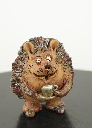 Фигурка в виде ежа hedgehog figurine еж с чашкой