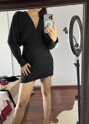 Сукня зара чорна коротка маленьке чорне плаття з вирізом на грудях zara