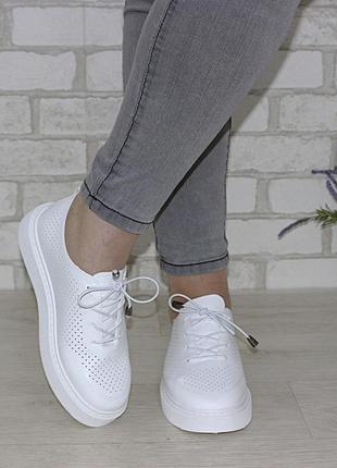 Білі жіночі перфоровані кросівки із еко-шкіри білий3 фото