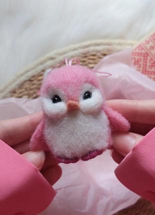 Интерьерная игрушка-брелок розовый пингвин, миниатюрная игрушка пингвин сухое валяние2 фото