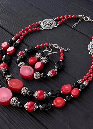 Комплект из натурального коралла и черного агата