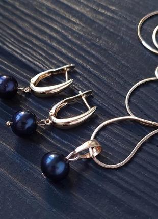 Комплект з натуральних чорних перлів кулон на ланцюжку і сережки