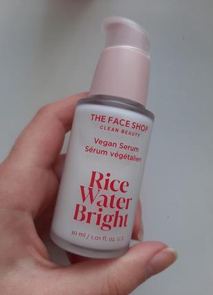 Освітлювальна сироватка для обличчя the face shop rice water bright serum 30 мл2 фото