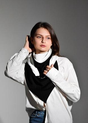Шарф треугольник на кольцах двухсторонний  с объемным узором на черной стороне от бренд myscarf