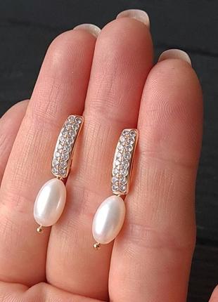 Класичні позолочені сережки з великими білими натуральними перлами інкрустовані великою кількістю кр5 фото