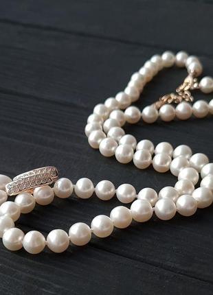 Класичні позолочені сережки з великими білими натуральними перлами інкрустовані великою кількістю кр4 фото