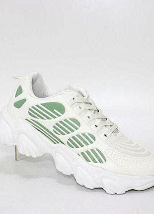 Білі кросівки на шнурках білий