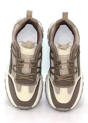 Комфортні жіночі хітові кросівки на підошві з протектором коричневий5 фото