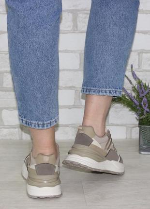 Комфортні жіночі хітові кросівки на підошві з протектором коричневий4 фото