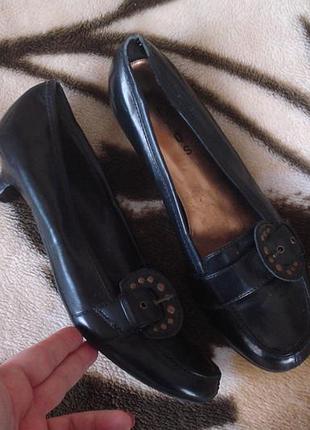 Фирменные классические туфли на удобном каблучке