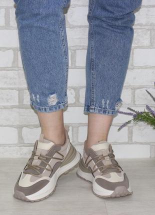 Комфортні жіночі хітові кросівки на підошві з протектором коричневий3 фото
