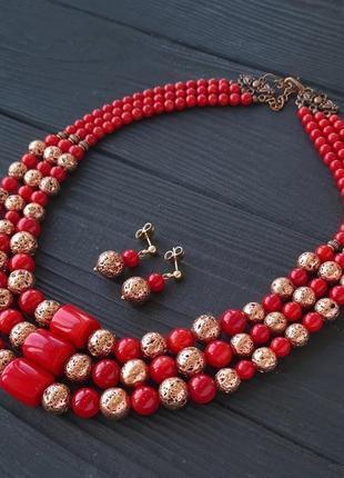 Комплект из натуральных кораллов и вулканической лавы ожерелья и серьги