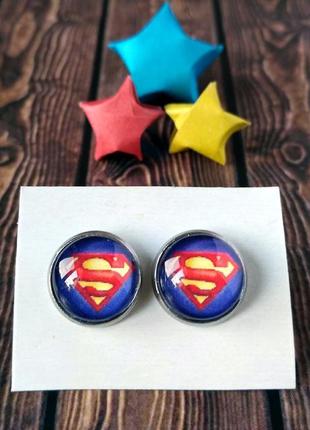 Серьги гвоздики супермен из вселенной комиксов dc светлые1 фото