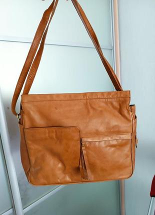 В наявності шкіряна сумка