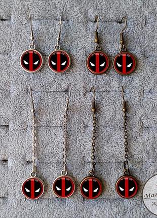 Серьги дедпул 1 из вселенной комиксов марвел (короткие светлые)