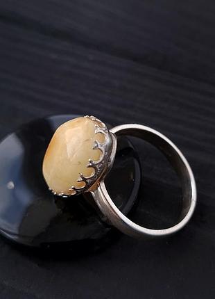 Перстень з натуральним бурштином у сріблі