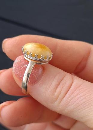 Перстень из натурального янтаря в серебре3 фото