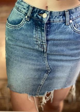 Базова джинсова міні юбка з необробленим краєм з спідниця потертостями only2 фото
