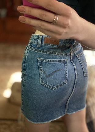 Базова джинсова міні юбка з необробленим краєм з спідниця потертостями only3 фото