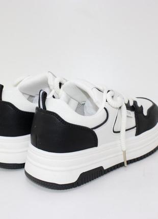 Круті чорно-білі жіночі кросівки на плоскій підошві. білий7 фото