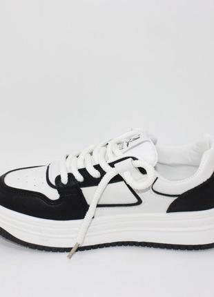 Круті чорно-білі жіночі кросівки на плоскій підошві. білий6 фото