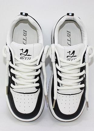 Круті чорно-білі жіночі кросівки на плоскій підошві. білий4 фото