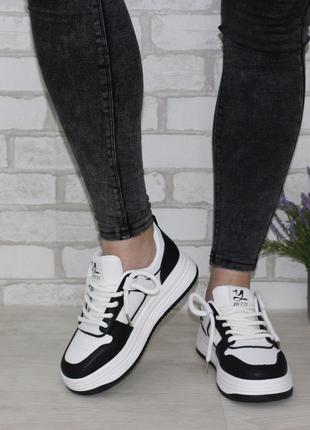 Круті чорно-білі жіночі кросівки на плоскій підошві. білий3 фото