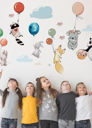 Вінілова інтер'єрна наклейка кольорова декор на стіну, шпалери  "тварини на повітряних кулях"