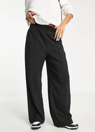 Черные брюки с эластичной резинкой на талии1 фото