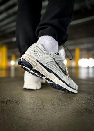 Чоловічі кросівки nike air zoom vomero 5 'photon dust metallic silver'3 фото