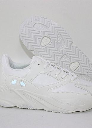 Білі жіночі кросівки на об'ємній підошві білий6 фото