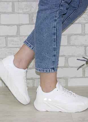 Білі жіночі кросівки на об'ємній підошві білий2 фото