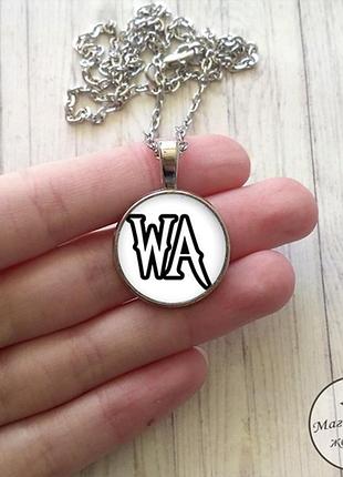 Кулон уэнсдей аддамс инициалы на белом из сериала уэнсдей