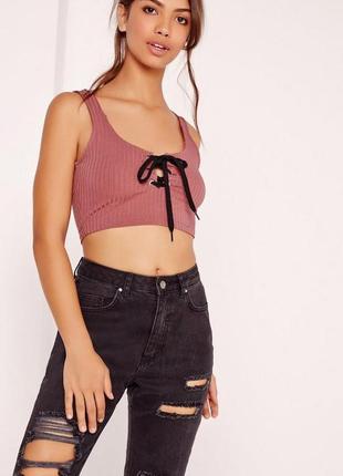 Классный розовый короткий кроп топ в рубчик со шнуровкой missguided