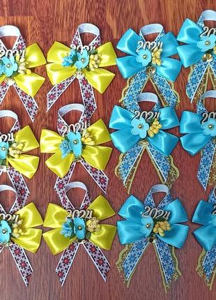 Бутоньєрки значки для випускників