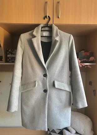 Серое пальто bershka