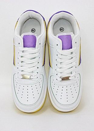 Біло-фіолетові жіночі кросівки на плоскій підошві білий5 фото
